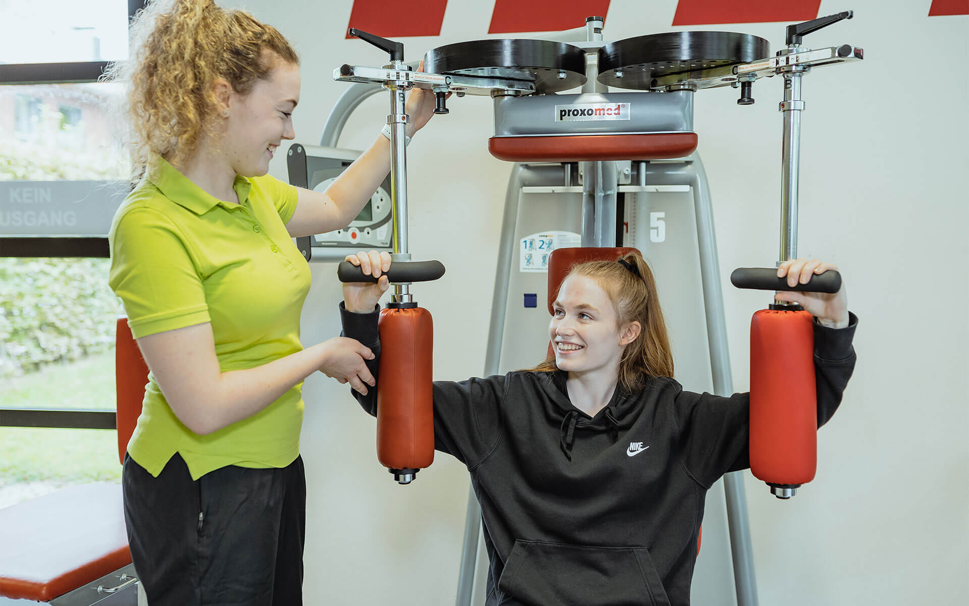 Training Schulter; Arme und Brust am Trainingsgerät