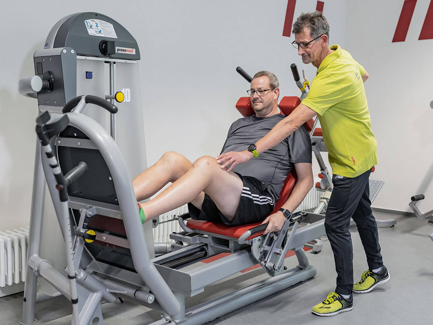 Mann trainiert an der Beinpresse