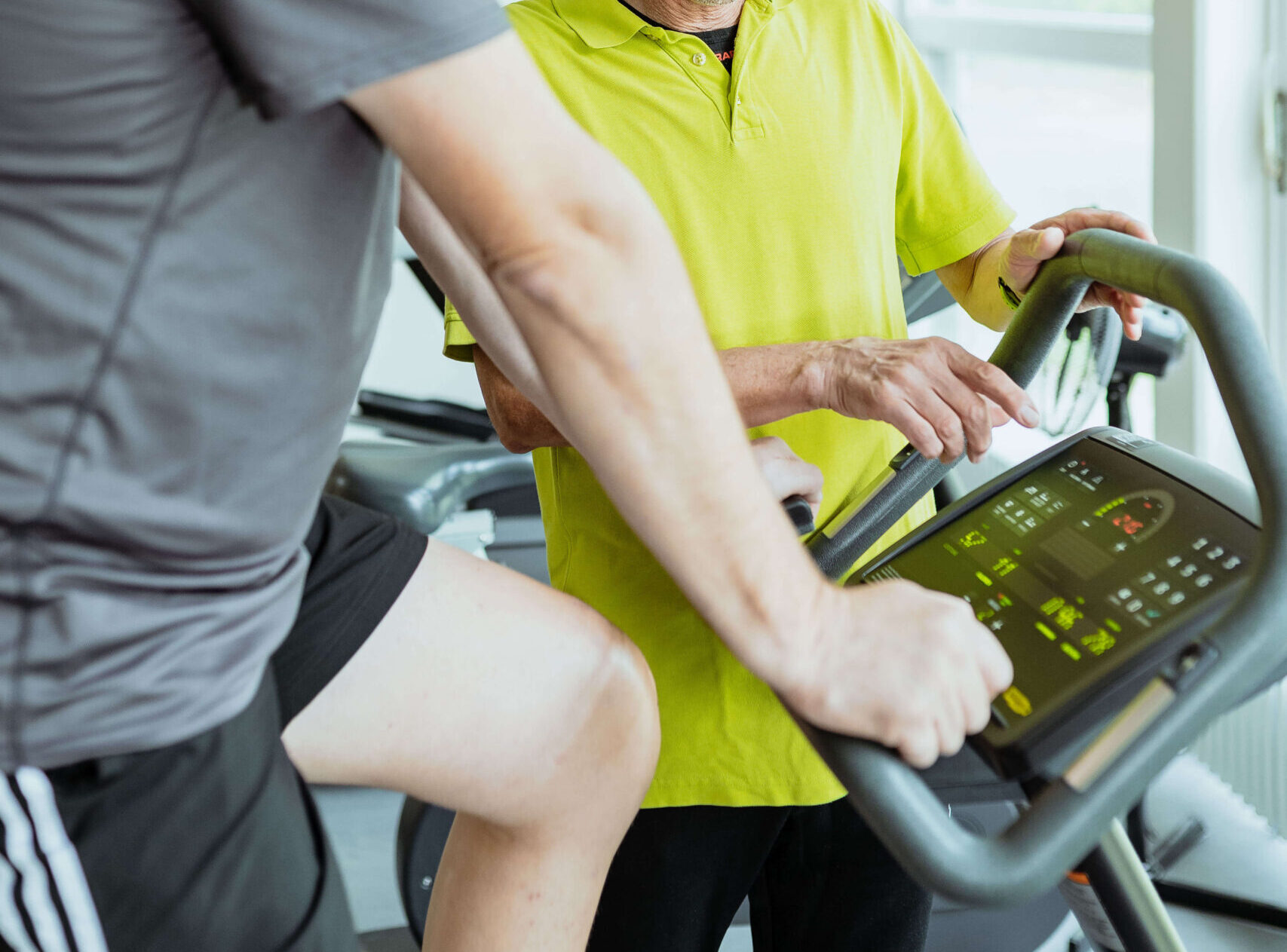 Mann trainiert am Fahrrad